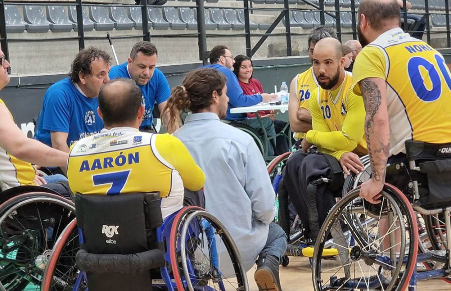 Los jugadores y el técnico del Deporte Adaptado hablan en un tiempo muerto. 