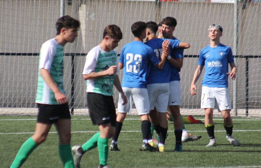 Pablo Jiménez es felicitado por Dieguito y Antonio Lacida tras marcar el 1-0 del San Fernando CD 'B' al colista Villamartín. 