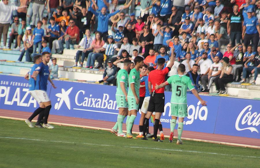 Ruipérez Marín le muestra la tarjeta roja a Gabri Martínez. 