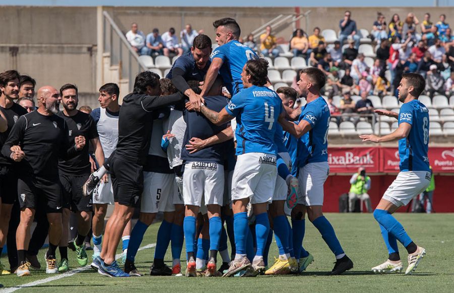 Los jugadores del San Fernando CD celebran con el banquillo el golazo de Juanmi Callejón que supuso la victoria en el Nuevo Mirador. 