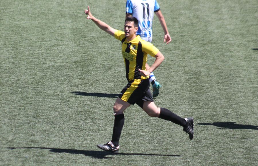 José Carlos celebra su golazo de cabeza al Jerez Industrial. 