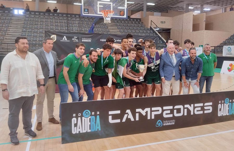 El Unicaja cadete posó con las autoridades asistentes. 