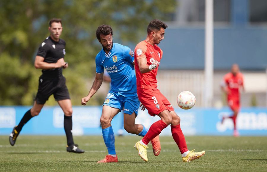 Luis Ruiz pugna con Fer Ruiz, que se convirtió en el gran protagonista en el Fuenlabrada con gol, asistencia y evitando el empate de Dani Molina bajo palos 