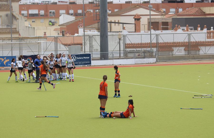 Desolación en las jugadoras isleñas y festejo en las valencianas. 