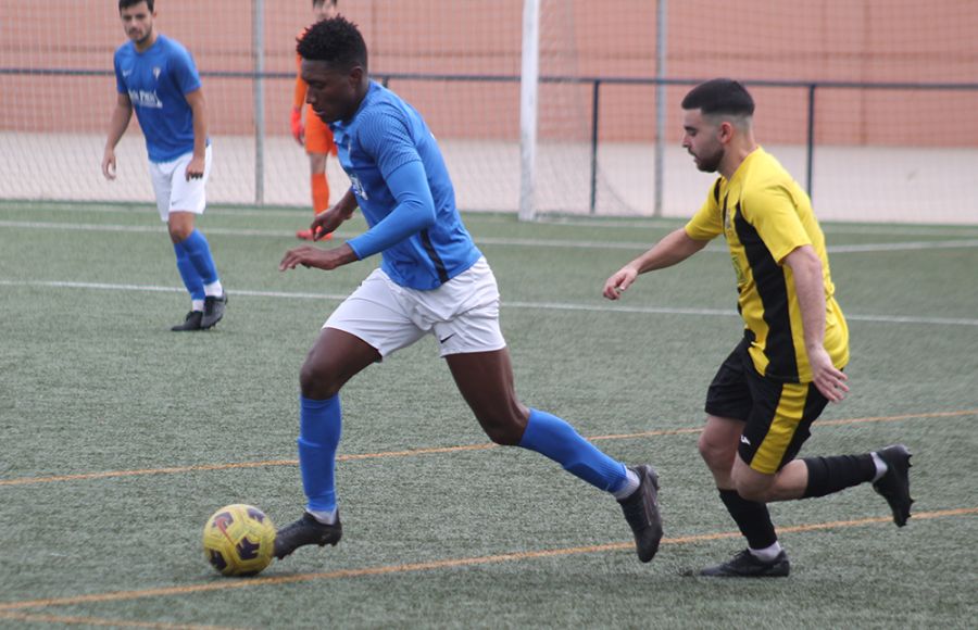 Carlos Ramírez y Antonio Alba, en uno de los derbies entre el San Fernando CD 'B' y el GE Bazán de esta temporada en Sacramento. 