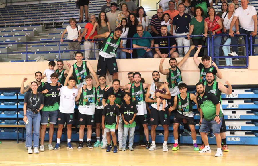 El CB San Fernando posó con sus familiares tras ganar la final. 