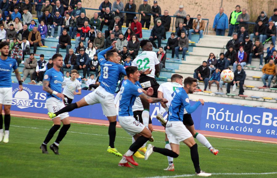 Caballero, en el San Fernando CD-Córdoba del 8 de enero, contempla como Diarra marcaba el empate verdiblanco. 