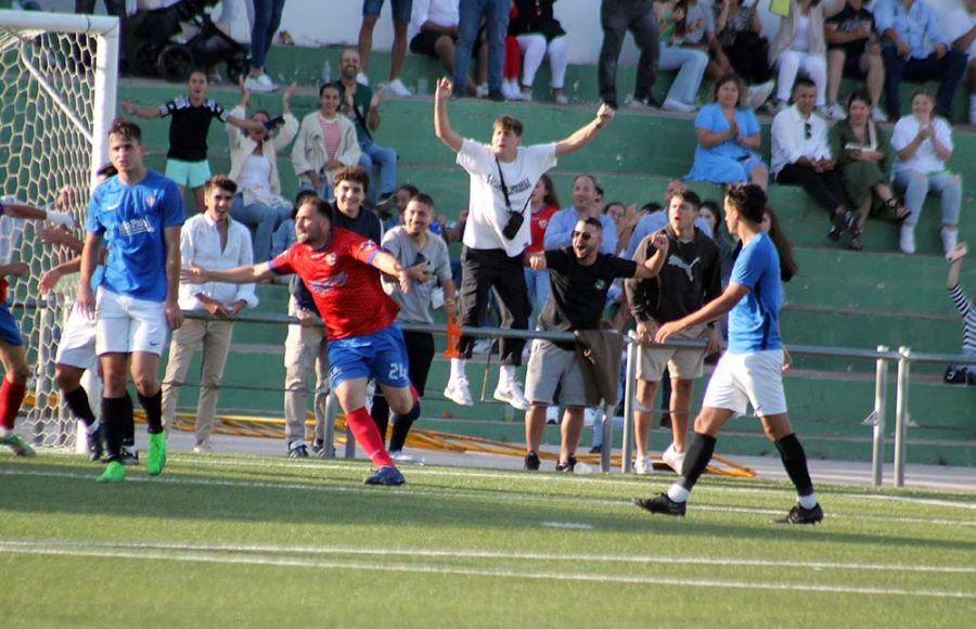 Juan Benítez corre a celebrar su gol, que le dio el triunfo al Trebujena, ante la decepción de Marcos Renzi. 