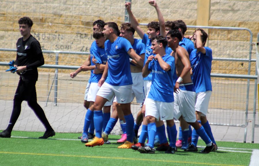 El Bahía juvenil festeja el gol ante el APA Sancti Petri. 