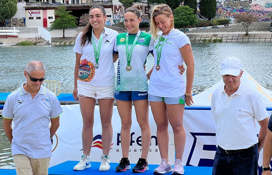 La junior Natalia Ponce, a la izquierda, fue plata en el Andaluz de Aguas Abiertas en Sevilla. 