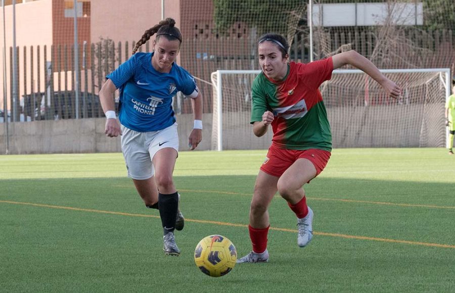 Natalia Santaella pelea por el balón con una almeriense. 