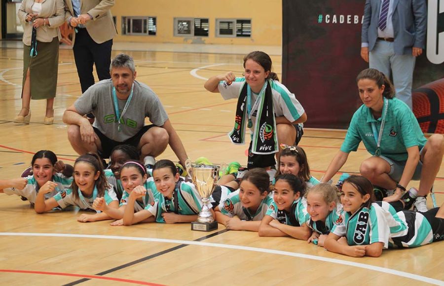 El CAB Estepona al completo exhibe la copa de campeón. 