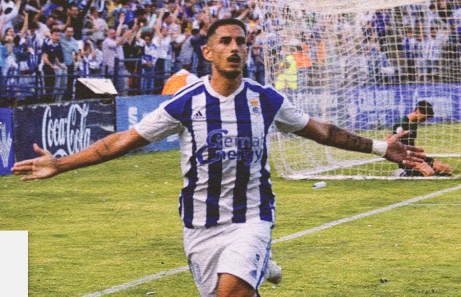 Dopi celebra el gol del empate del Recreativo al Cacereño y que supuso el ascenso del Decano a Primera Federación.