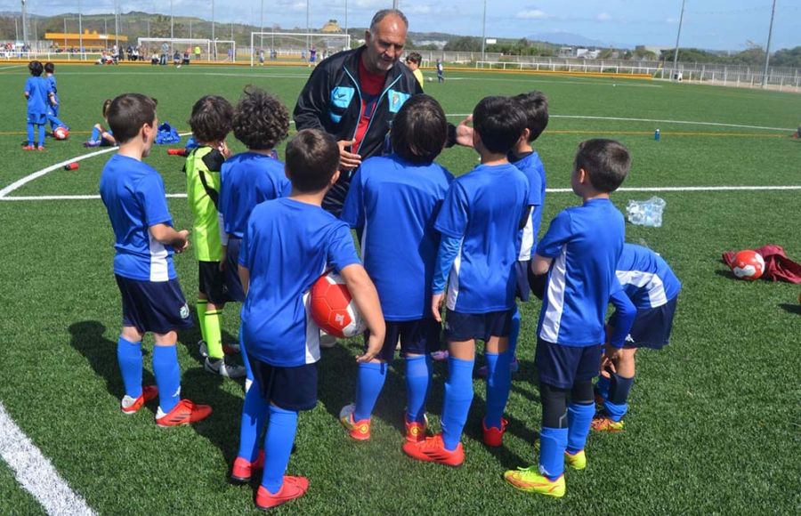 Juan José Ramírez alecciona a alumnos de la Escuela Bahía-SFCD