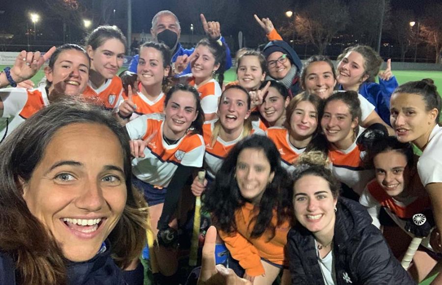 Yurena Panadero, a la izquierda, en un selfie con sus jugadoras. 