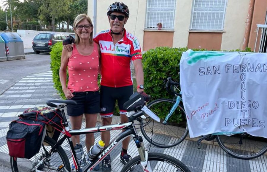 Diego Muñoz, junto a su esposa, en el inicio de la ruta el 8 de junio en Barcelona. 