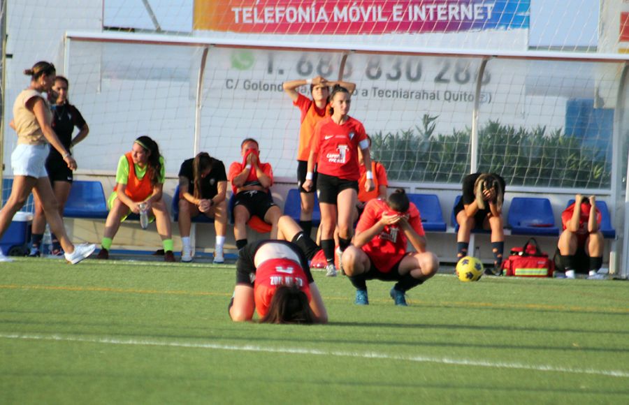 Abatimiento de las jugadoras del SFCD tras el final de la final. 