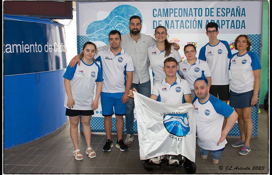 Antonio Olmo, segundo por la izquierda, con el equipo del Nada Gades. 