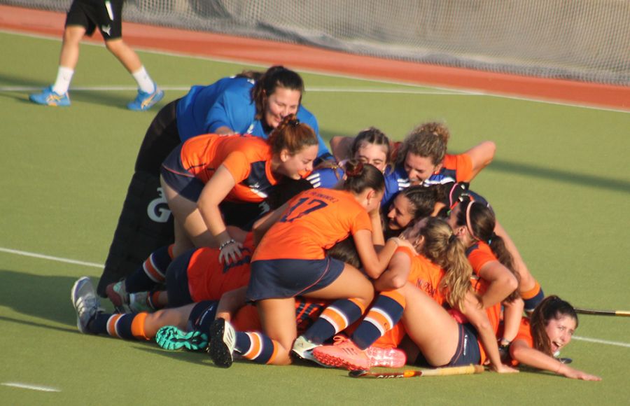 Las jugadoras isleñas celebran el gran triunfo tras el pitido final. 