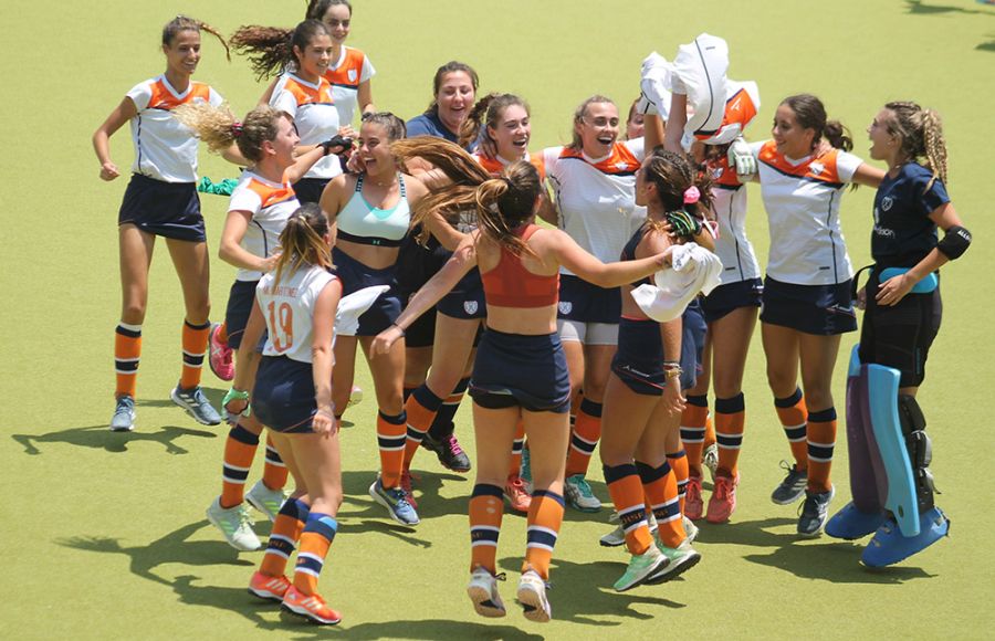 Las jugadoras isleñas celebran el ascenso. 