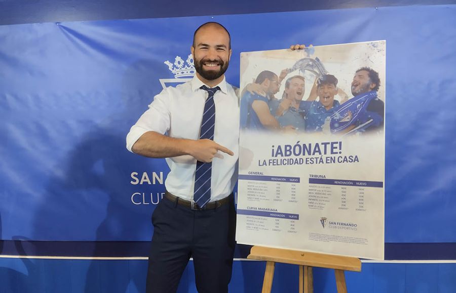 Louis Kinziger, pleno de felicidad junto al cartel de la campaña. 