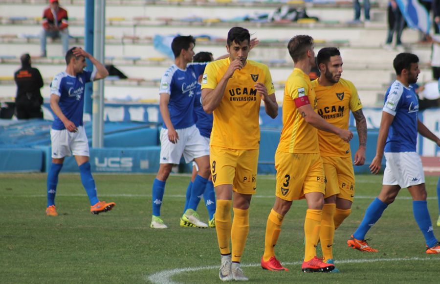 Gerard Oliva celebra un gol con el UCAM Murcia en Bahía Sur.