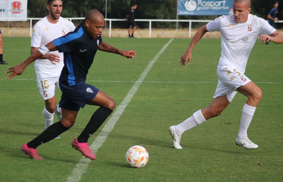 Biabiany, con el balón controlado ante Lolo González y Redru. 