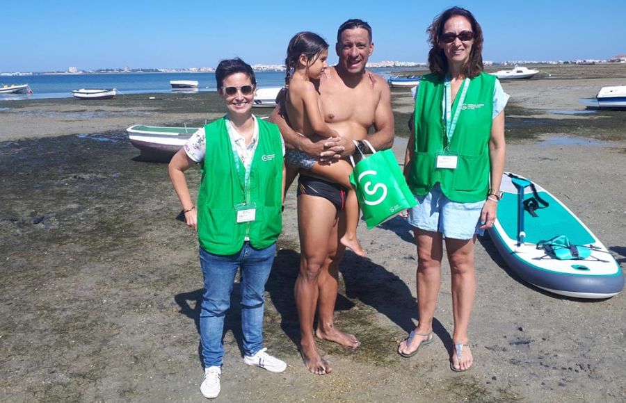 El nadador isleño Veli Martínez, a su llegada a la playa de Santibáñez. 