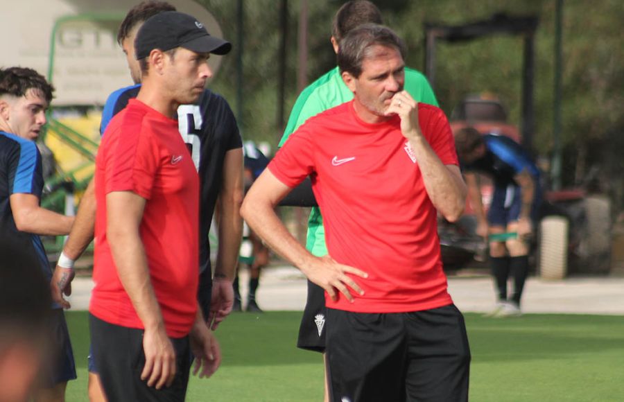 Héctor Berenguel, pensativo en el partido con la AD Ceuta en Rota. 