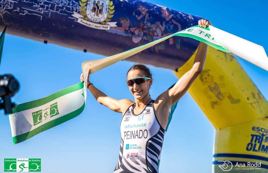 Irene Peinado, exultante al llegar a la meta en la playa Santa María. 