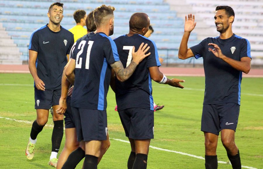 Biabiany es felicitado por su asistente Alfonso tras marcar el 1-0. 