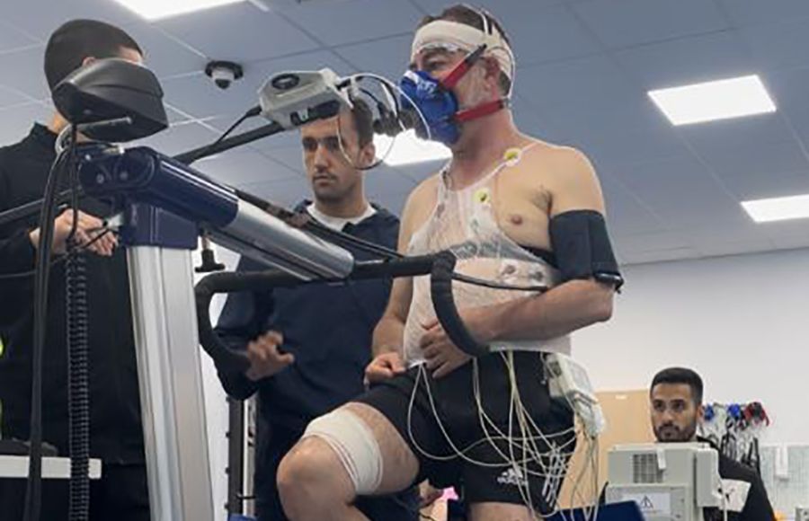 Alberto Marín, en el centro, durante una prueba de esfuerzo a un isleño. 