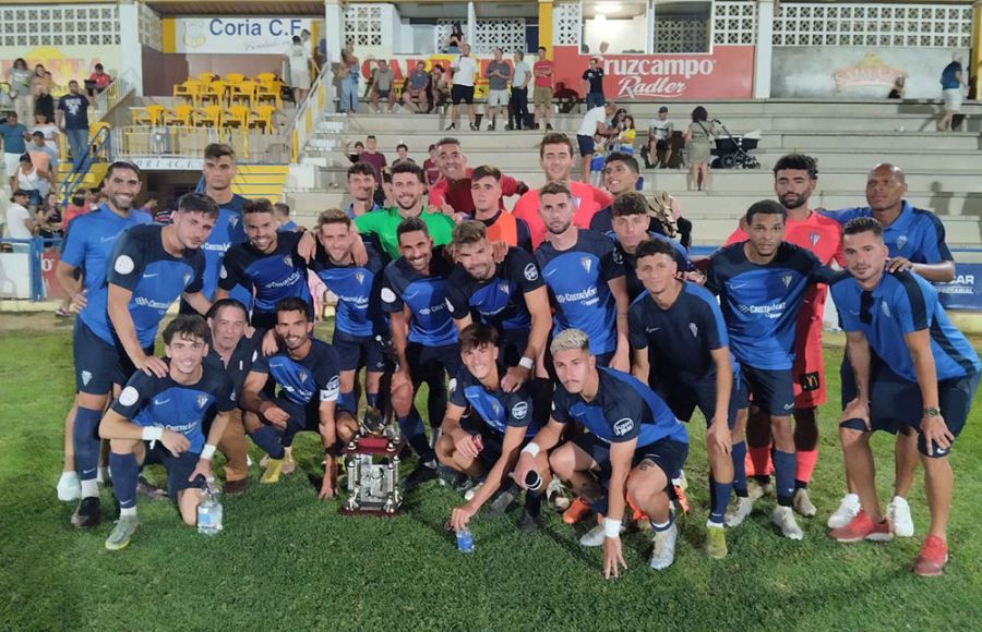 El Conil se lleva el trofeo Hermanos Gil al ganar al Sevilla FC juvenil y  empatar con el San Fernando CD 'B', Fútbol - La pretemporada • Deporte de  la Isla