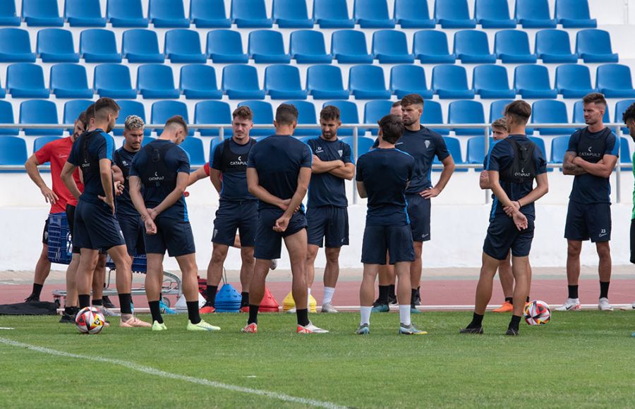 Un grupo de jugadores azulinos en una sesión de entrenamiento de esta semana en la Junta de Deportes.