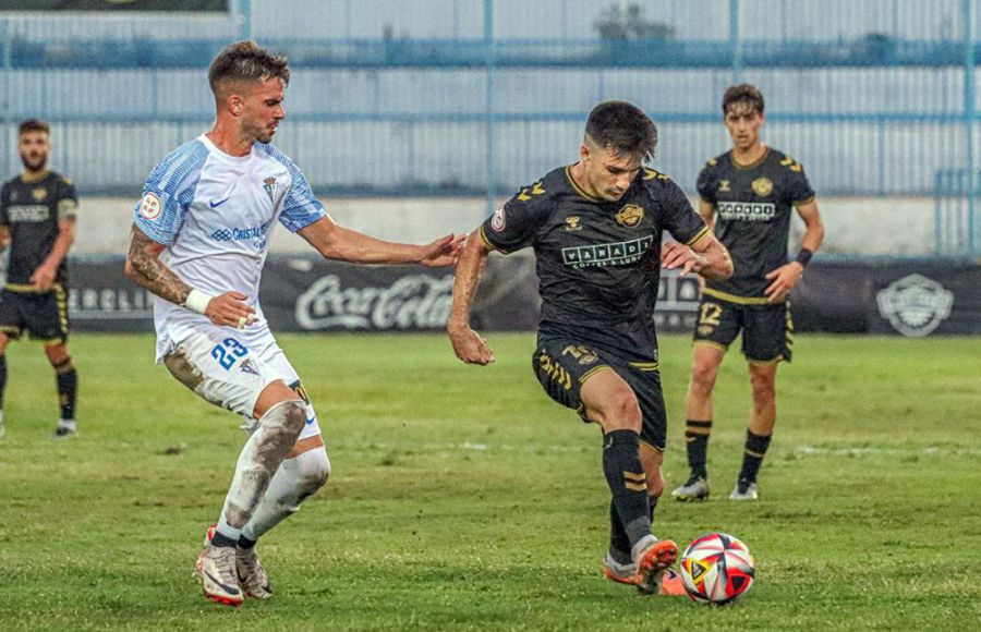 Xemi Fernández, en la imagen con José Carlos, decidió el partido con sus dos goles en la segunda parte del choque. 