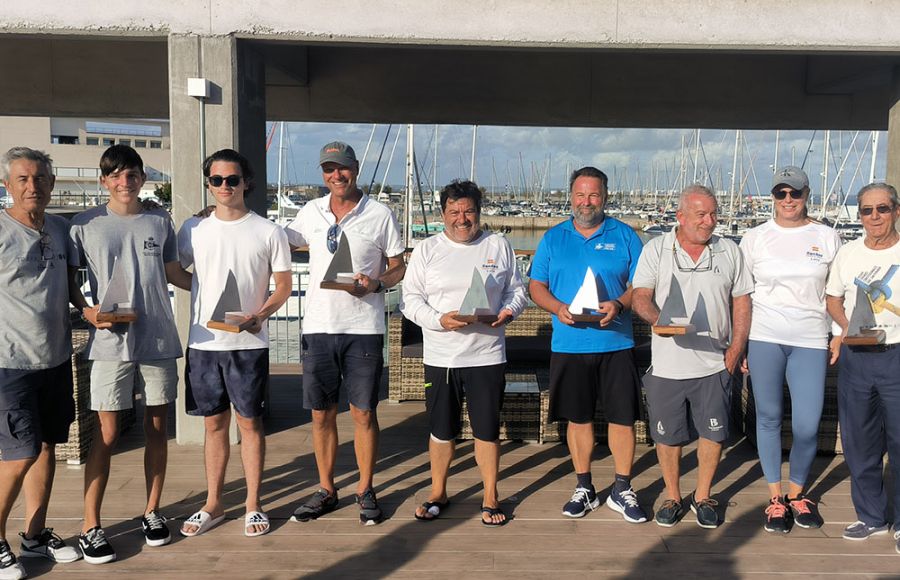 Los tres primeros de cada categoría con sus trofeos en el club Náutico de Cádiz. 