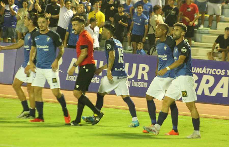 Ángel Sánchez (d) es felicitado tras marcar el 3-0 al Córdoba. 