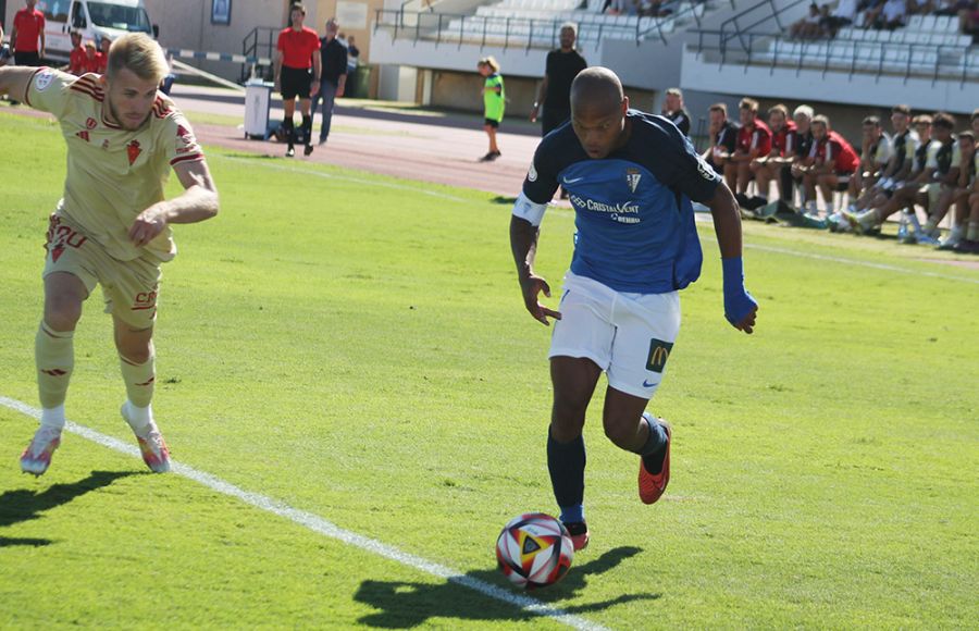 Biabiany se escapa de Sergio Santos en la jugada del 1-0.