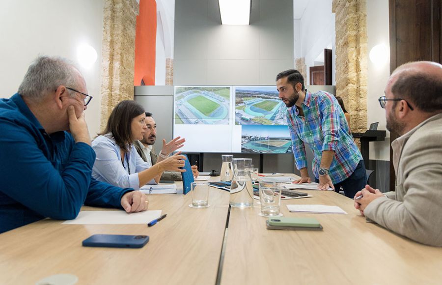 La alcaldesa y varios concejales se han reunido con los arquitectos del proyecto. 