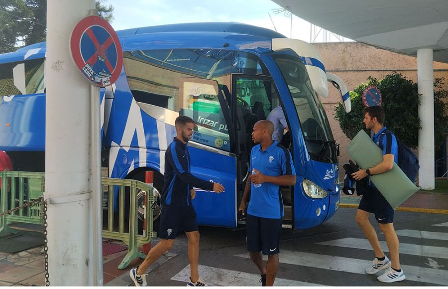 Dani Molina, Biabiany y el meta Egoitz Arana, momentos antes de subirse al autobús de Rico para viajar a Madrid.