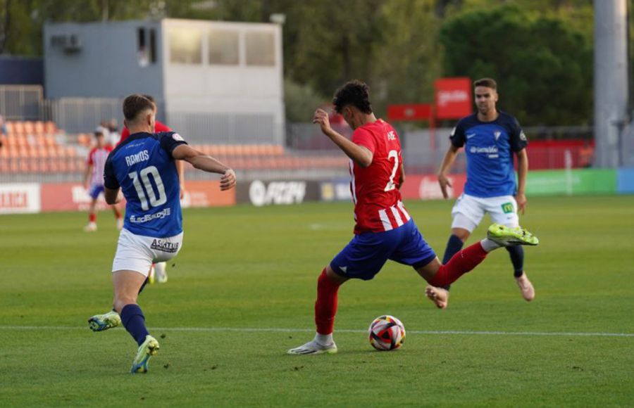 Abde Raihani, que abrió el marcador, dispara ante David Ramos. 