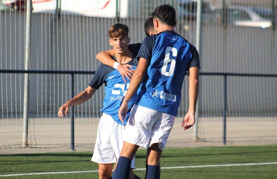 Yerai Dávila es felicitado por Juanma Escobar y Antonio Lacida, tapado, tras marcar el segundo penalti que dispuso el filial en la primera parte.