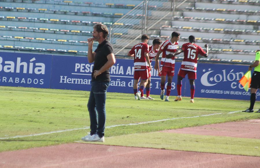 Héctor Berenguel, cariacontecido tras el gol del Recreativo Granada. 