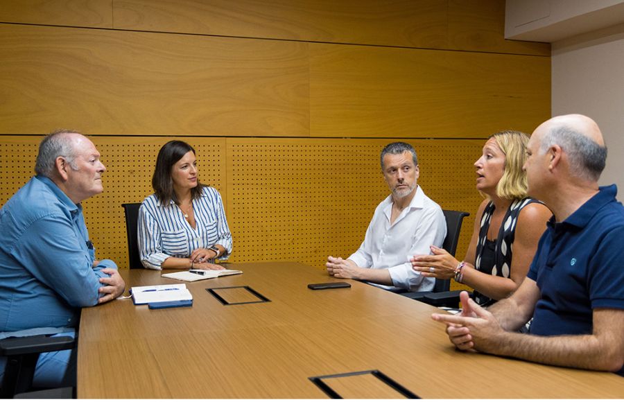 Patricia Cavada y Antonio Rojas recibieron a la presidenta del CB San Fernando María Gómez, el directivo Bartolomé Pons y al gerente de Bahía Sur Pablo Vivancos.