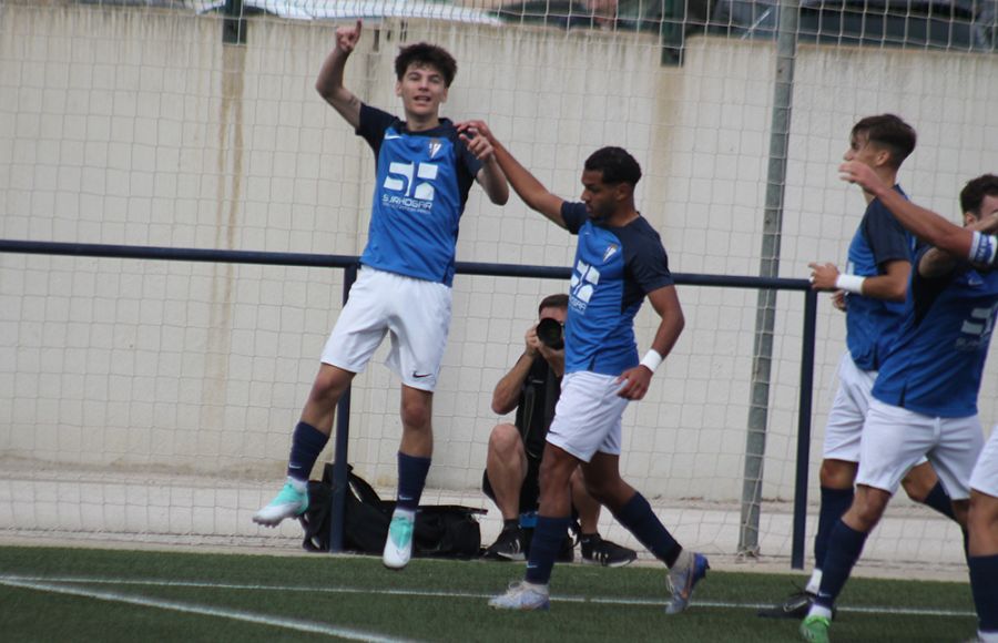 El juvenil Rubén Richarte celebra su gol al Montilla. 