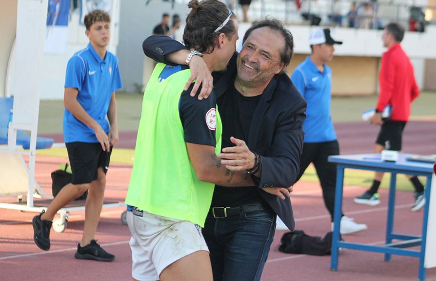 Alfredo Santaelena se abraza a Dani Aquino al acabar el partido.