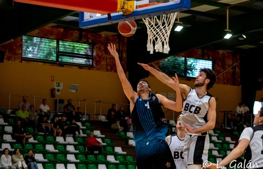 Pedro Ortega, que estuvo colosal al inicio, anota una canasta.