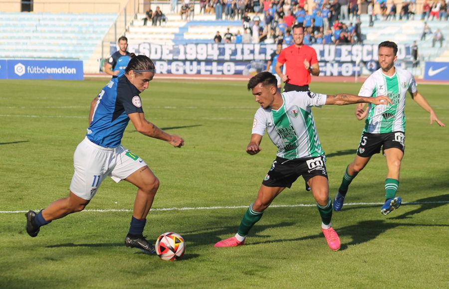 Dani Aquino intenta regatear a un jugador del Antequera.