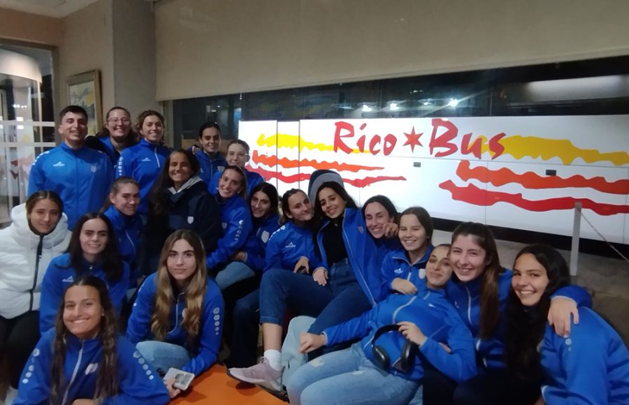 Las chicas del CH San Fernando, antes de regresar de Valencia con Autocares Rico.
