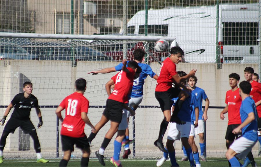 El derbi San Fernando CD 'B'-Escuela Bahía de Segunda Juvenil celebrado en Sacramento acabó con empate (1-1). 